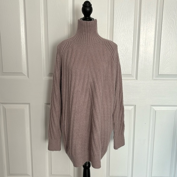 Super Soft Bulky Long Turtleneck Sweater in pale mauve / taupe / rose - Picture 1 of 9
